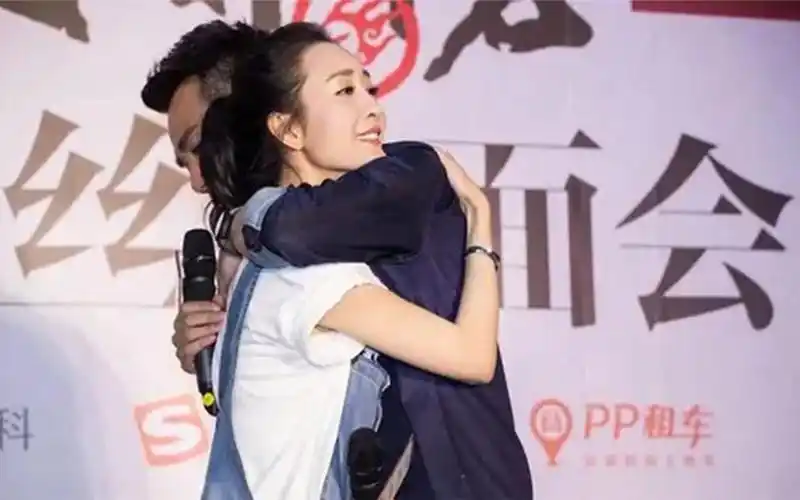 王凯突然把王鸥搂在怀里,谁注意到王鸥脸上的表情?简直甜翻众人