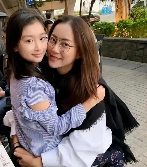 回顾霍汶希一手捧红谢霆锋坚持未婚生女她的故事比想象中精彩