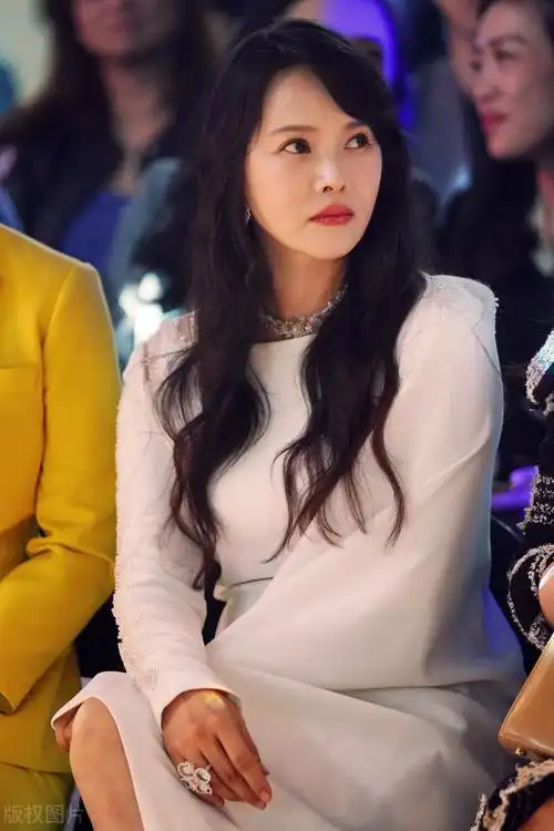 伊能静晒四世同堂照50岁依然超级有少女感站在奶奶旁边像孙女