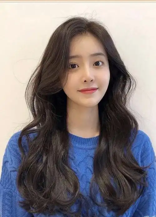 潮流还显脸瘦  而这一发型尤其合适面部肉厚以及鹳骨过高的女性选择