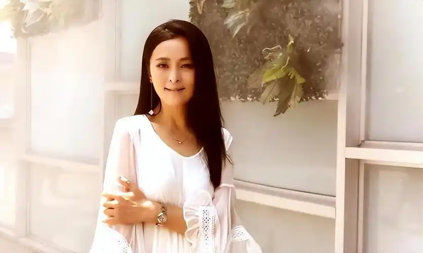 他长得高大帅气娶黄志忠前妻何音将继子视如己出婚后无儿女