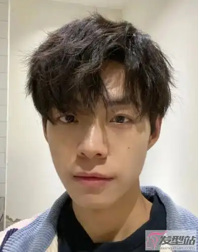 发际线高的男生首选这款,略微厚重的长刘海,遮盖住额头,拒绝做秃头,秒