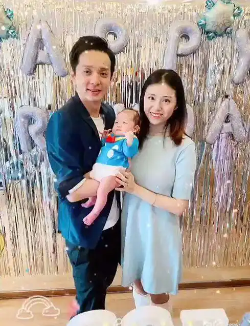 今晒女儿小琉璃满月照超幸福|张丹峰|李沁|佟丽娅|杨紫|刘智扬_网易