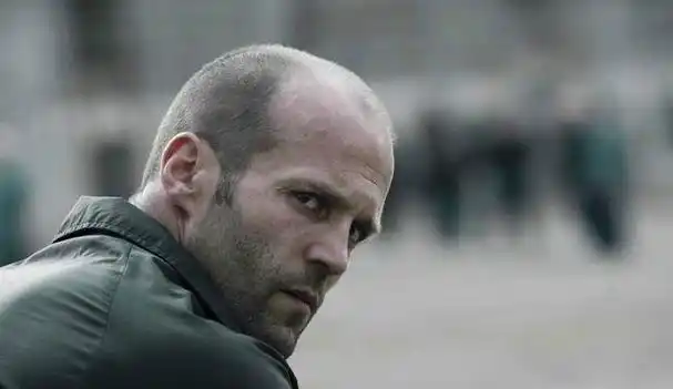 杰森斯坦森大家应该都非常的熟悉了的,他是好莱坞有名的动作男演员