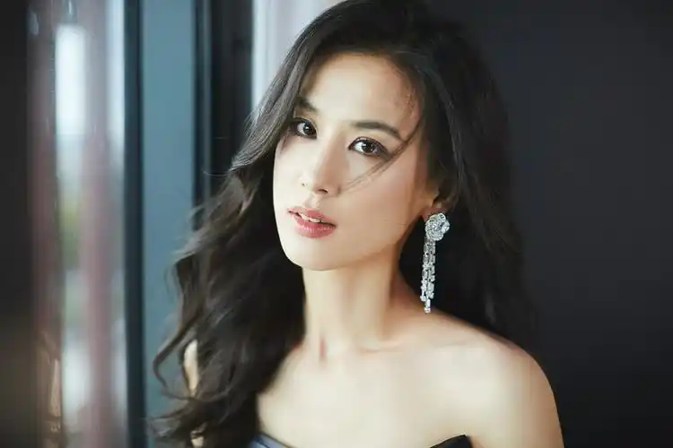 黄圣依穿抹胸长裙尽显婀娜星钻耳饰显贵气