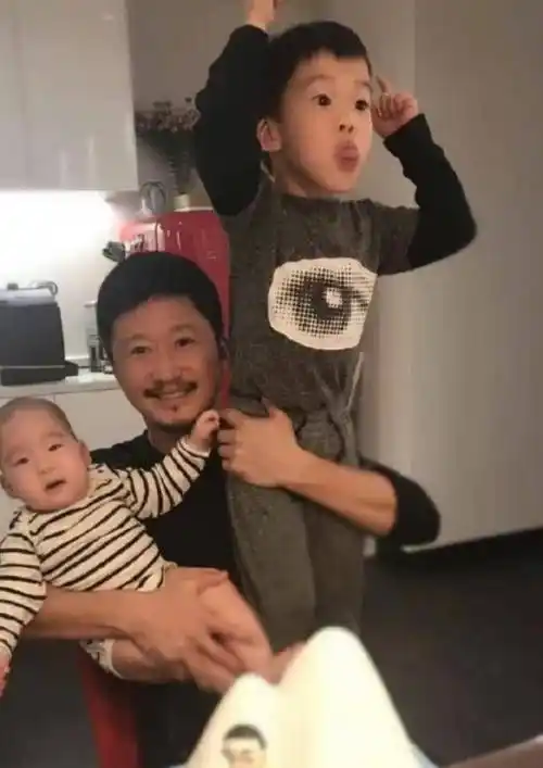 有了二胎的吴京,减少了许多工作量,用来陪伴儿子,妻子谢楠在生下二胎