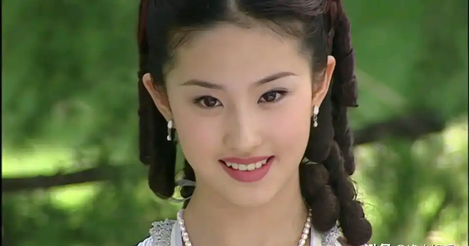 刘亦菲看秀遭遇"够不着的男人",网友:天仙也有求而不得时?