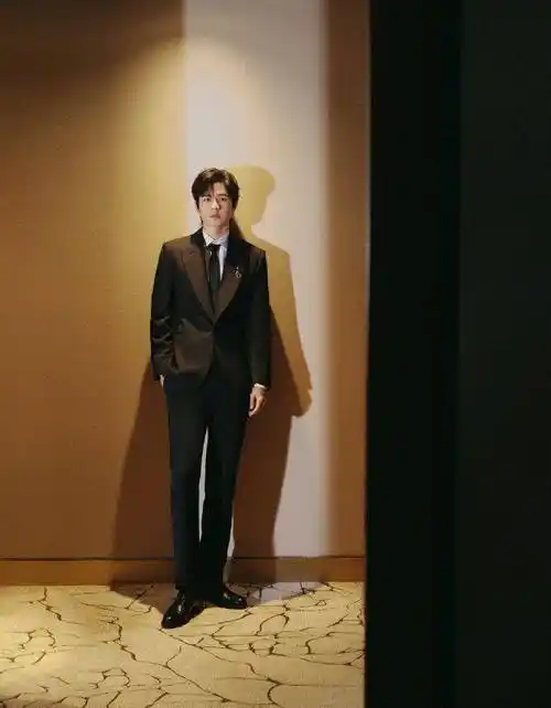 3.佟大为关悦杨洋喜欢白西装,能顶得住白色的,很挑身材的!2.杨洋美女