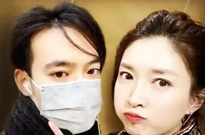 男粉拿结婚照当众让江疏影签名遭拒但仍成功与女神合照