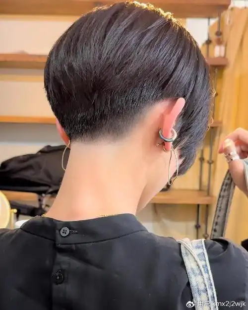 当下最火女发来了,两侧掏空推后脖短发,喜欢别错过|发型|短发|理发师