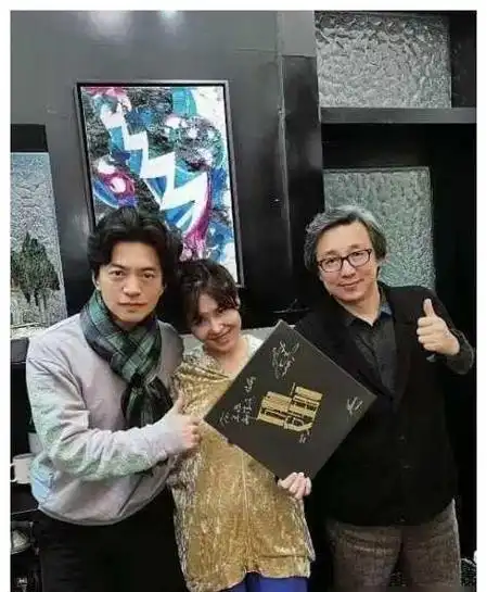 49岁李健高调秀恩爱与妻子孟小蓓首次高清正脸曝光笑容灿烂