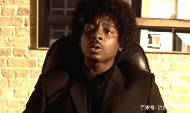 《两杆大烟枪》影评,经典黑色幽默电影,成就动作巨星杰森斯坦森