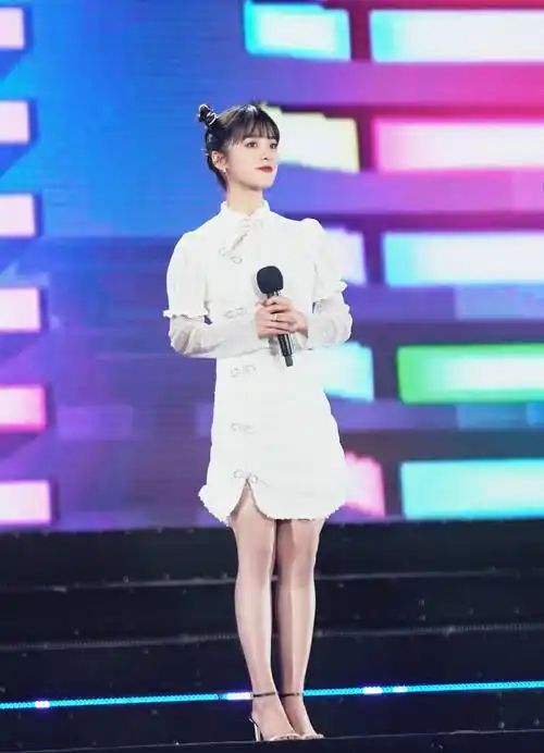 终于信沈月1米6了,穿改良版旗袍个性时尚,配高跟鞋尽显长腿_身材_气质