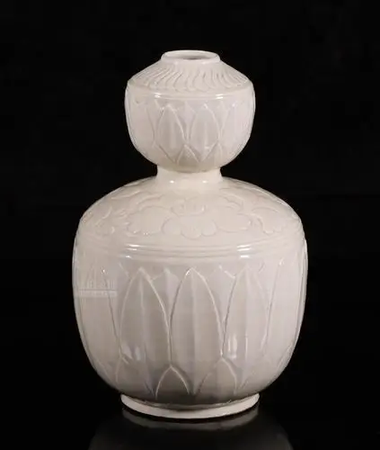 辽代 定窑剔花葫芦瓶