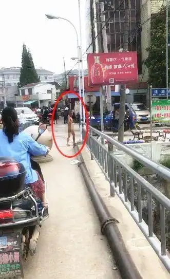 一个老人没有穿衣服在街上走着.在金坛尧塘的街道上