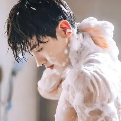 帅哥白敬亭湿身肌肉照洗澡满身泡泡!