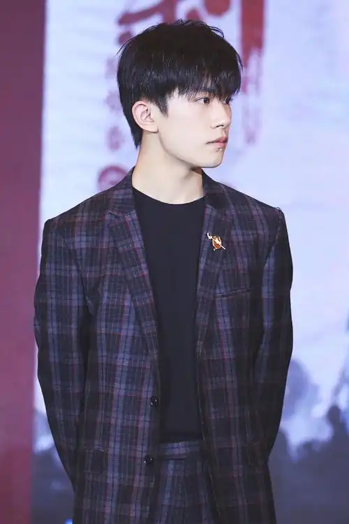 易烊千玺格子西装帅气时尚图片