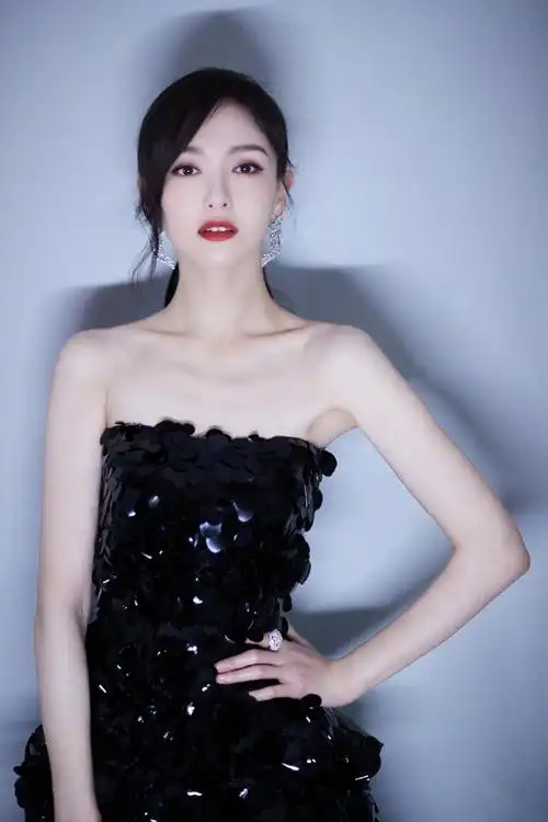 唐嫣亮片抹胸裙性感写真图片[4/6]_明星_美桌网