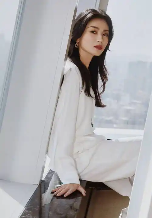 刘涛白色套装优雅生活照写真_短发_长裤_同色系
