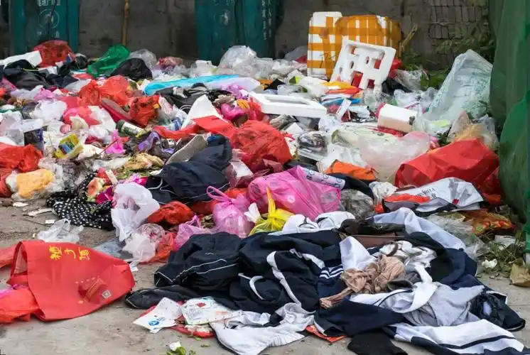 把校服丢弃在垃圾堆里,不需要留做纪念.这里的一切都将成为过去