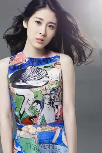 也确实能够看出张碧晨整容了,毕竟和现在的样子看起来,确实还是有着