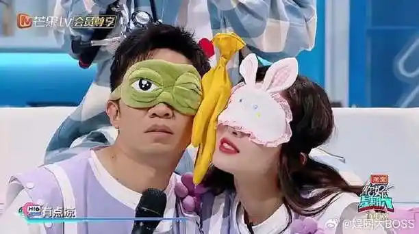 杨迪和青蛙眼罩贼适配,何老师评价他好吓人!