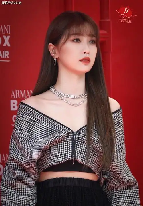 虞书欣身着千鸟格纹露肩外套搭配长直发 神秘性感