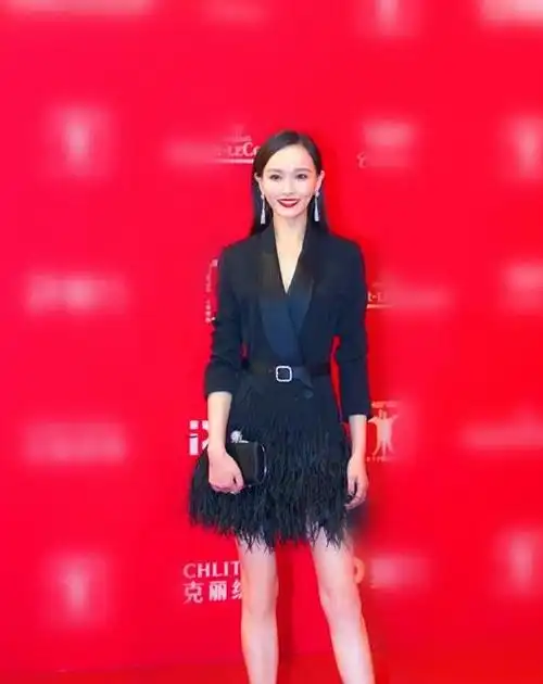 35岁唐嫣身穿黑色蓬蓬裙亮相,夸张耳饰吸睛无数,小蛮腰也超抢镜