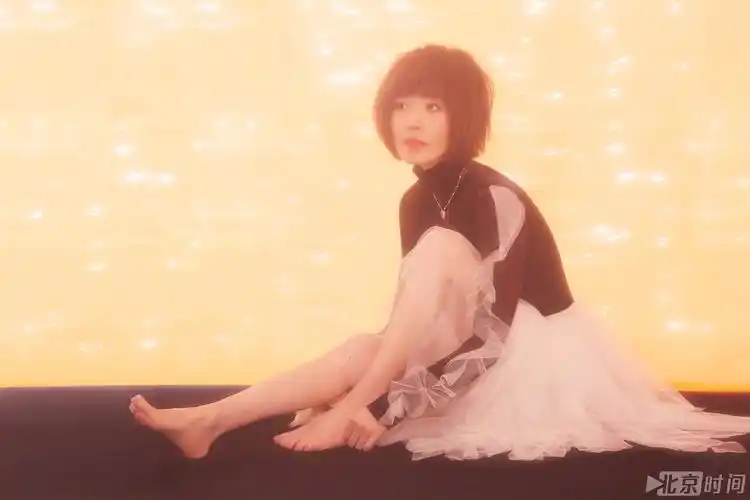 陈鲁豫拍时尚写真!小身架穿纱裙赤脚可爱灵动