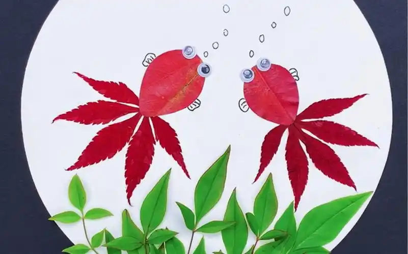 几片树叶做一副超简单的小金鱼树叶贴画