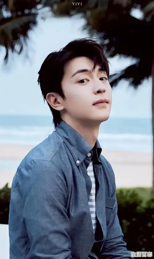 邓伦是凤凰,灯泡是苗族人称美女的意思,苗族有见证爱情的凤凰古城