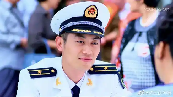 和朱亚文这种儒雅气质稳稳拿捏的不一样,陈晓的军装造型更多的是温厚