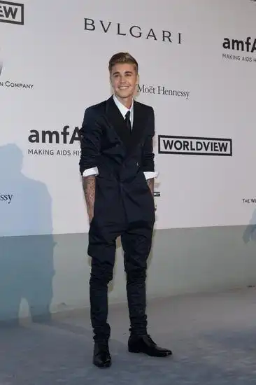 贾斯汀-比伯改邪归正 高价拍得珠宝支持慈善