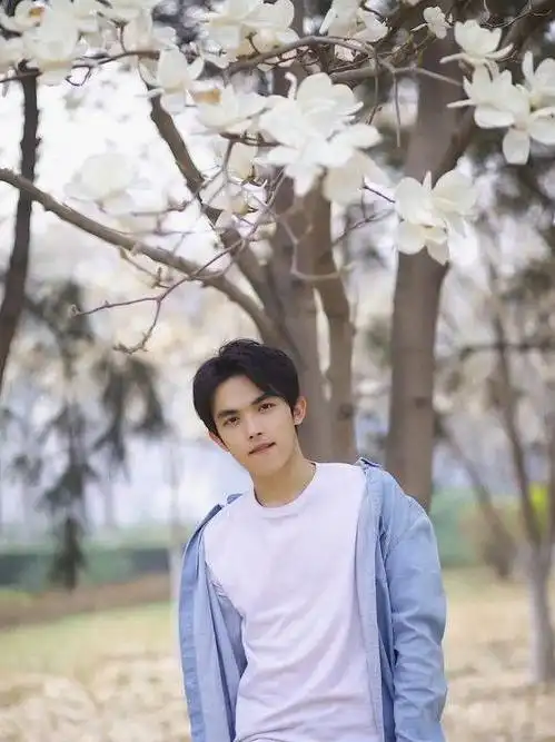 26岁靠张雨绮成功走红,李柄熹长得帅身材好,姐姐终做对选择