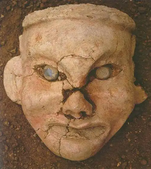 泥塑女神头像(红山文化)