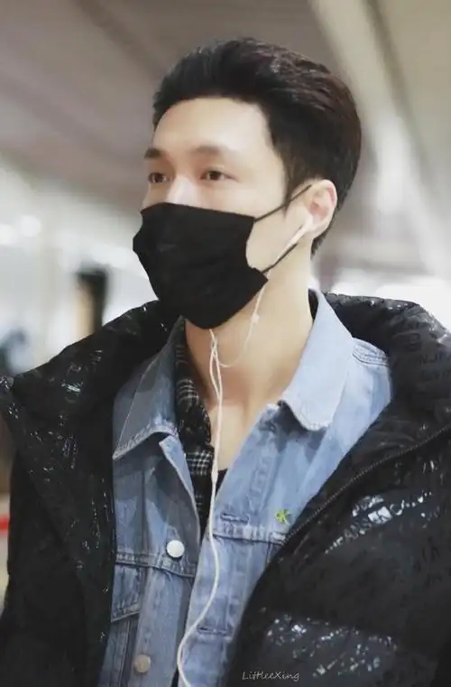 张艺兴今日机场饭拍释出,大背头超级帅气!