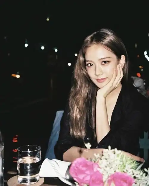 kimjisoo超话#金智秀晒blackpink出道照#【那年今日】181206 智秀个人