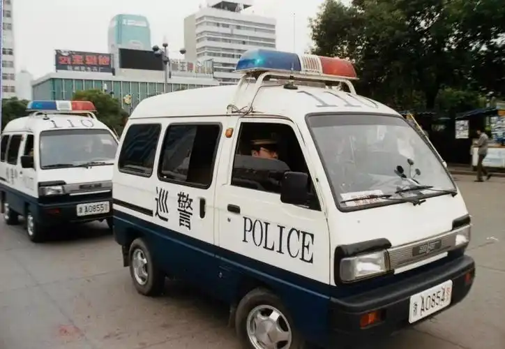 图为1997年1月10日,杭州市公安局配发的昌河,长安牌警车正式上路