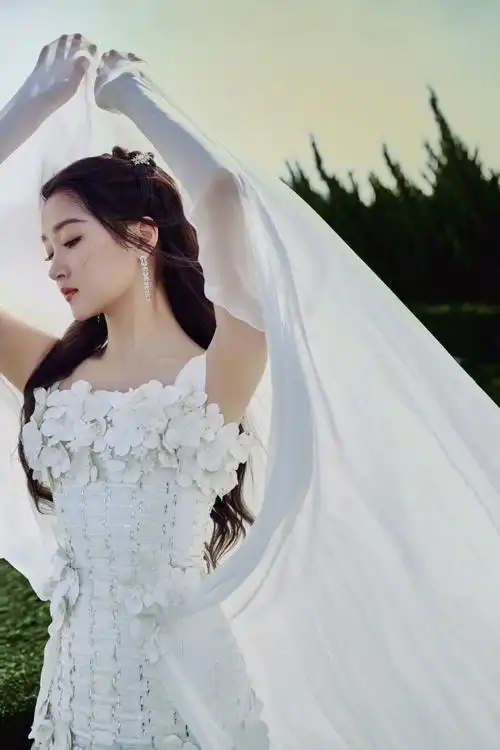 礼服,立体花朵,飘逸长纱… 明媚优雅身姿,长腿优势尽显~  #关晓彤白纱