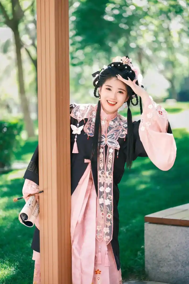 汉服和学士服当然绝配啦 / 更适合中国宝宝体质的毕业照终于拍上啦 "