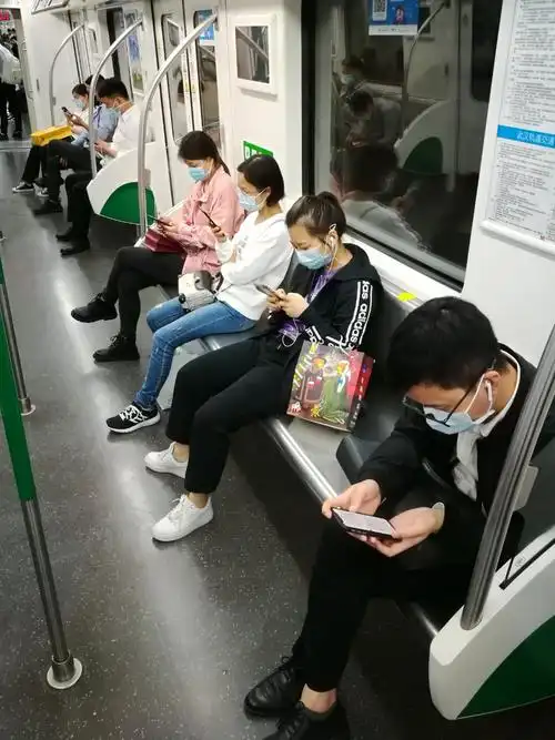 地铁实拍,全民手机瘾