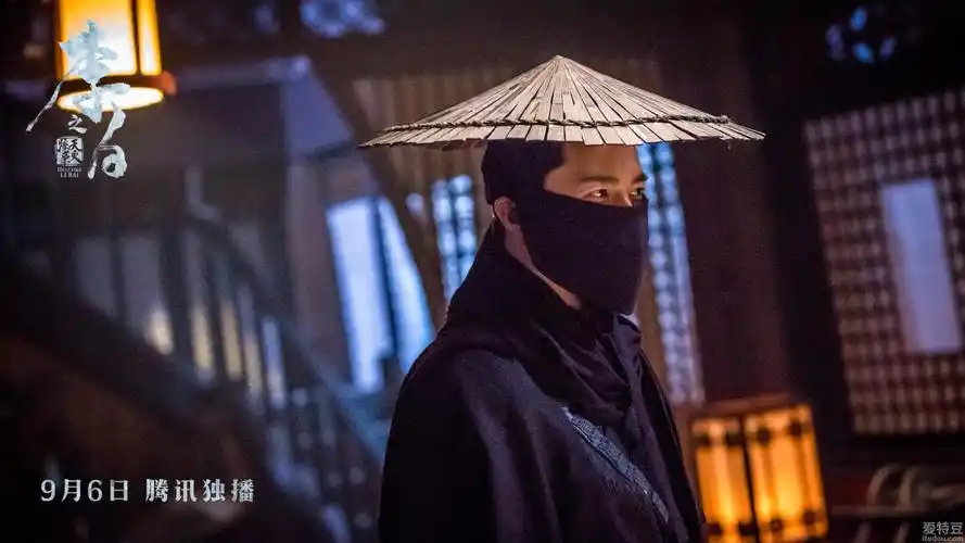 恢弘大气又富有水墨意境,以黑灰色为主色调,黑衣蒙面侠客李白手握剑柄