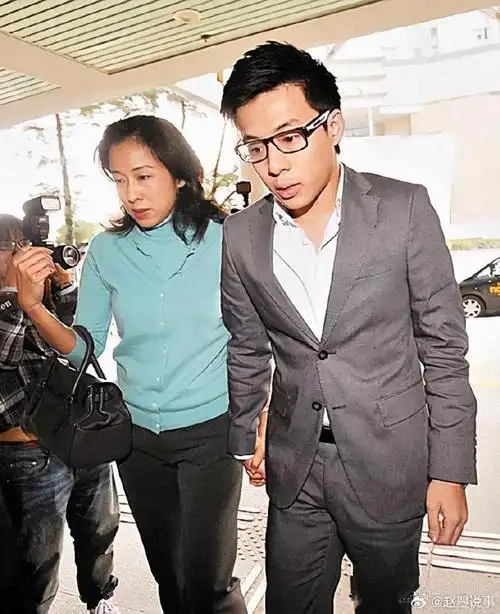 霍启山牵着他妈妈朱玲玲的手,这个画面非常温馨,感人.