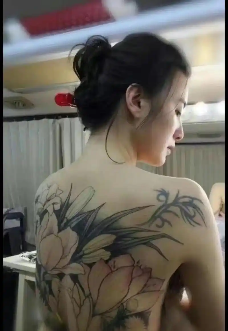 女明星宋佳的裸背纹身.