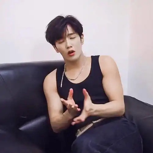 李汶翰超话lwh#李汶翰星途闪耀一路有我#肌肉猛兔92李汶翰@uniq