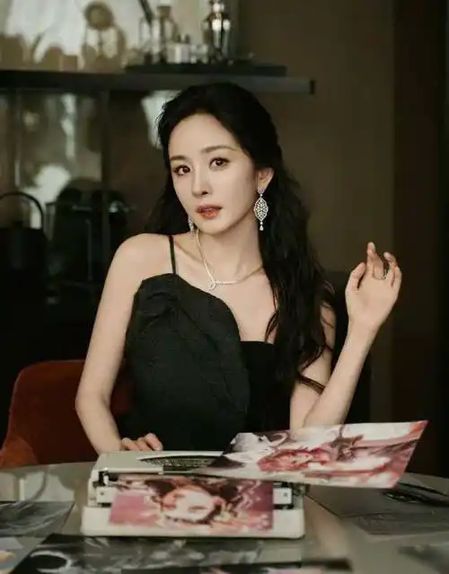 杨幂晒照总结超养眼工作忙碌受赞赏捧脸卖萌宛如少女