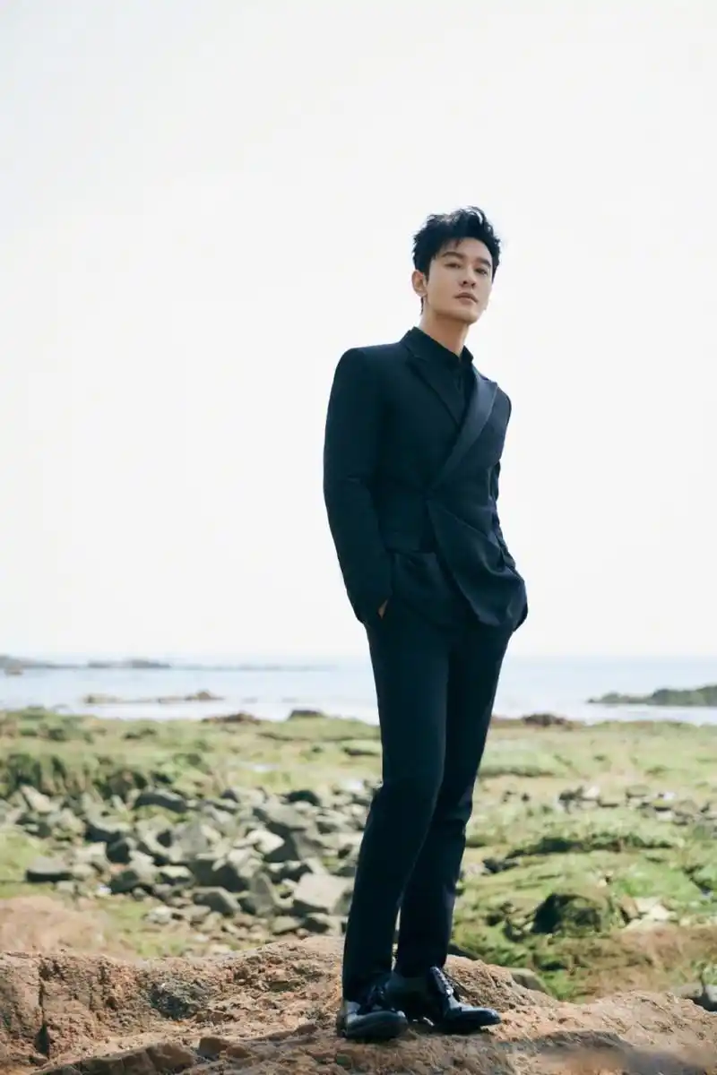 星尚人#@黄晓明海边漫步大片 @黄晓明 黑色西装海边氛围感出发图裂圹