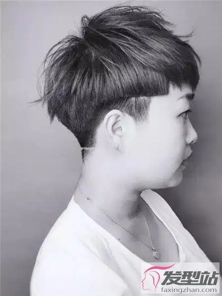 两边铲侧削发型女生造型也疯狂