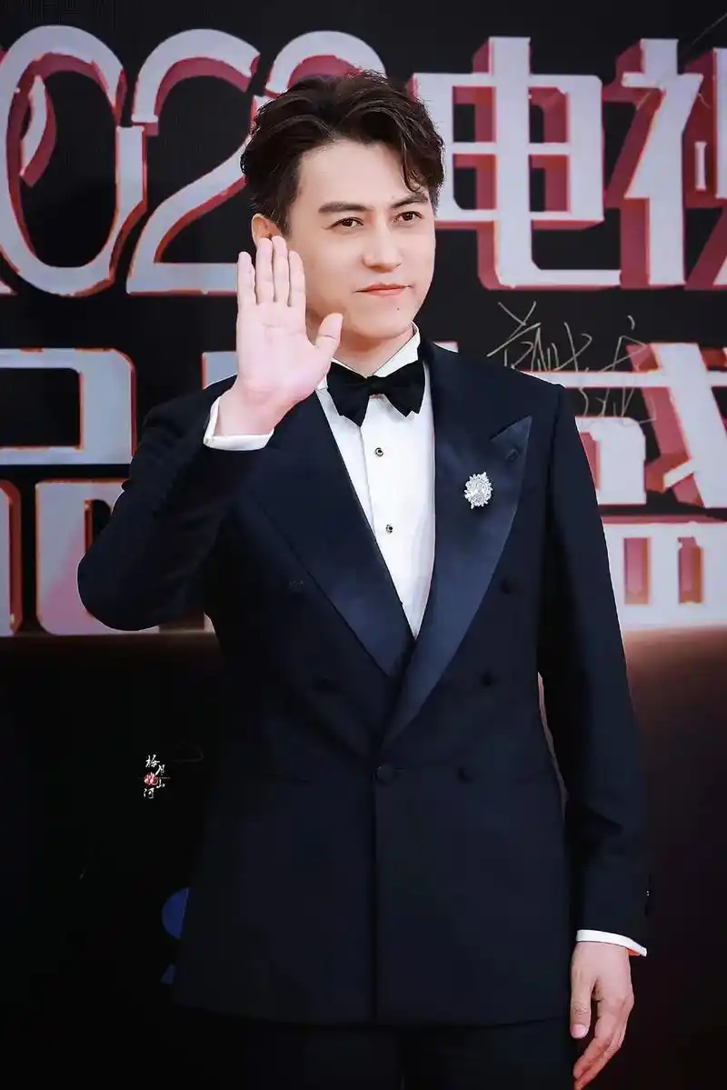 靳东 #叔圈男神 #fly #西装杀 #电视剧品质盛典 " - 抖音