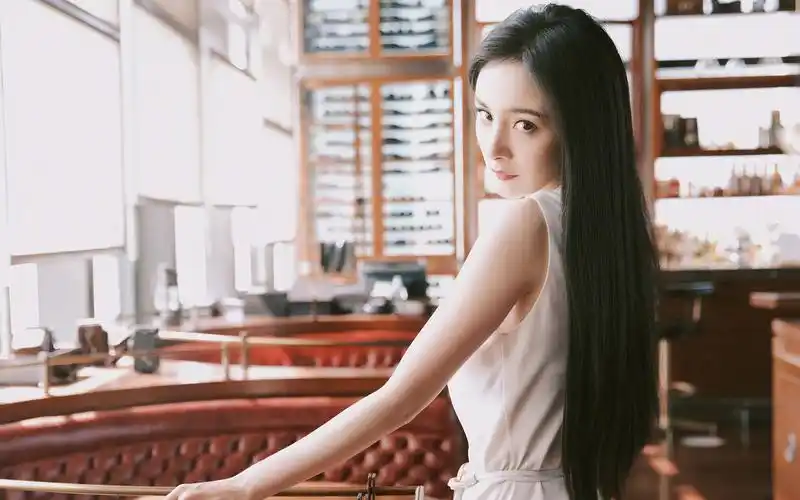 杨幂白裙黑长直高清桌面壁纸